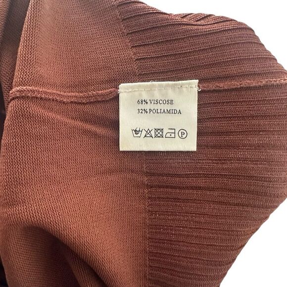 Elegant Fitted Brown Tank Top with Wide Straps - Picture 5 of 6